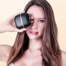 Escova alisadora modela e reduz o frizz.